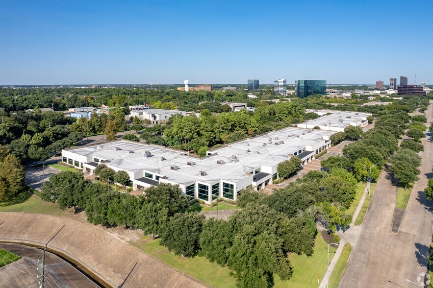 More Photos Of 820 Gears Rd, Houston Manufacturing For Sale