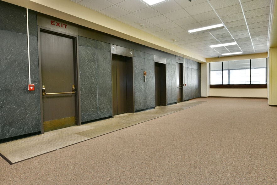 More Photos Of 108 Main Ave SW, Warren Office Residential For Lease