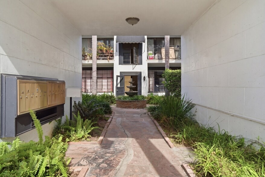 More Photos Of 817 S Windsor Blvd, Los Angeles Apartments For Sale