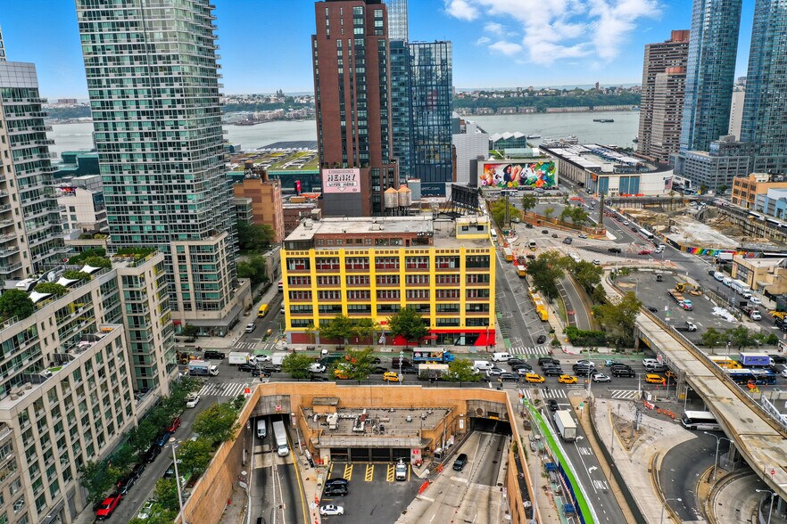 More Photos Of 501 10th Ave, New York Distribution For Lease