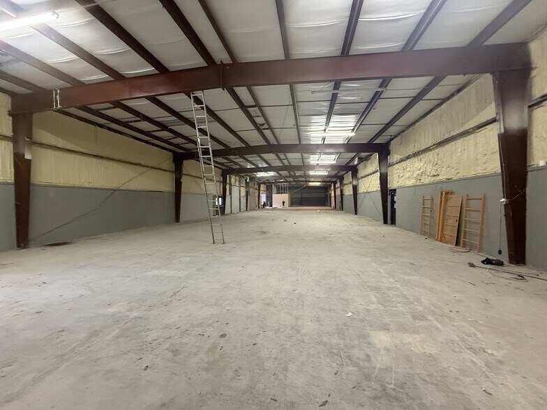 More Photos Of 7725 N Orange Blossom Trl, Orlando Warehouse For Sale