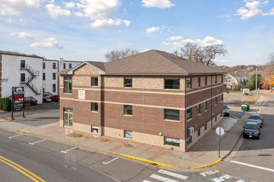 More Photos Of 307 N Cascade St, Osceola Medical For Lease