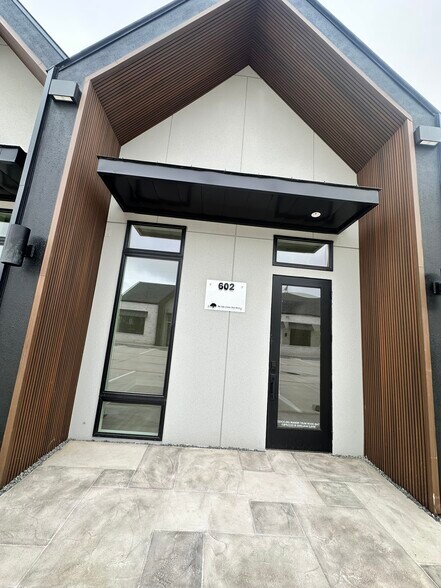 More Photos Of 1325 Main St, Katy Medical For Lease