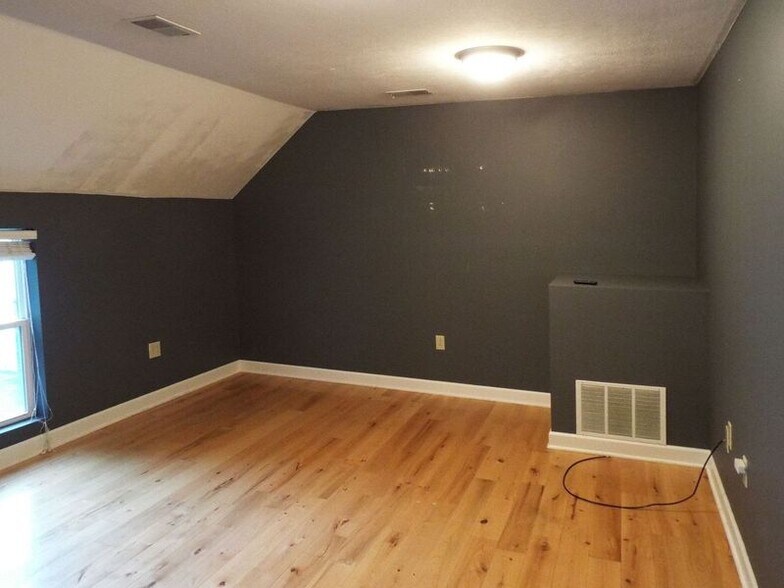 More Photos Of 29715 Pettibone Rd, Solon Storefront Retail Office For Lease