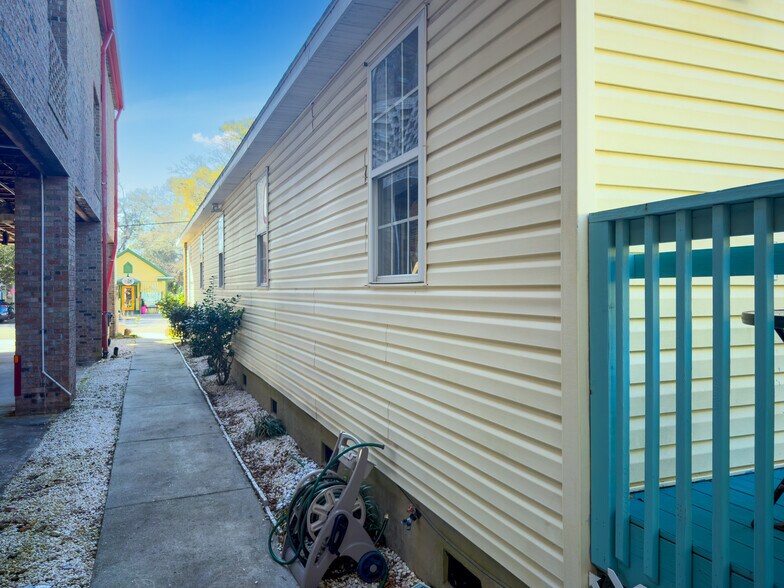 More Photos Of 414 N Howe St, Southport Office For Sale