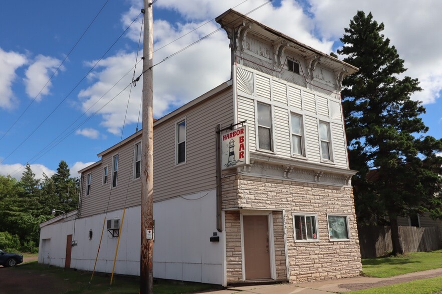 More Photos Of 1222 Lake Shore Dr E, Ashland Bar For Sale