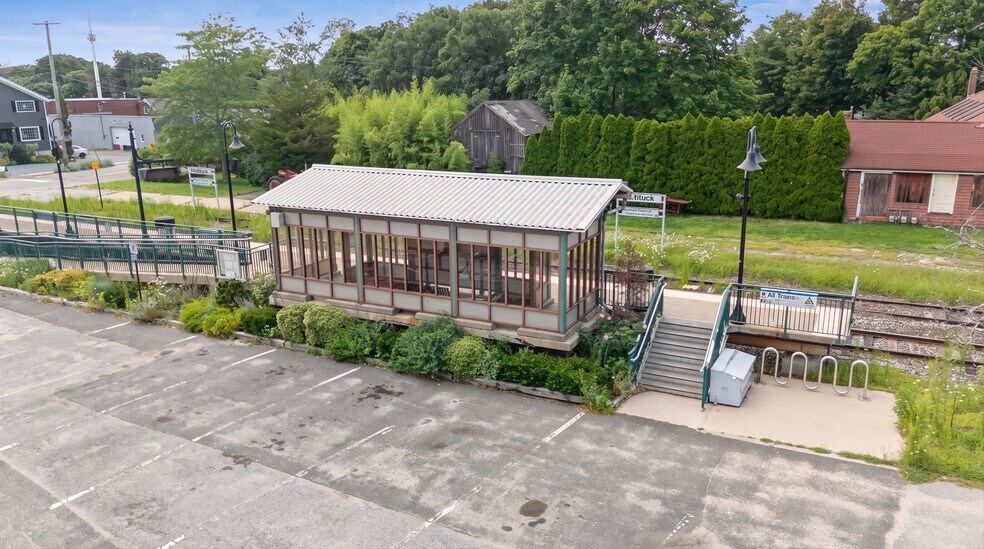 More Photos Of 95 Love Ln, Mattituck Freestanding For Sale