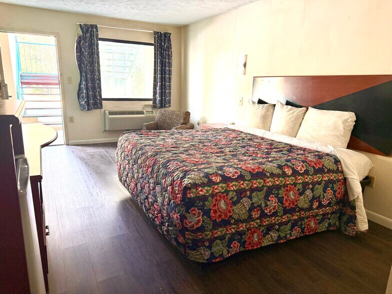 More Photos Of 547 S Archusa Ave, Quitman Hotel For Sale