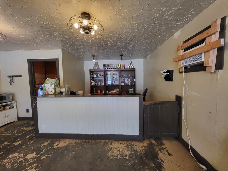 More Photos Of 569 W Valley St, Granby Auto Repair For Lease