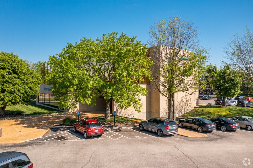 More Photos Of 2200 Westport Plaza Dr, Saint Louis Office For Lease