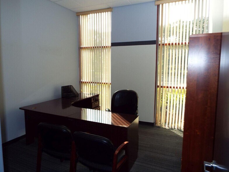 More Photos Of 3000-3044 N Commerce Pky, Miramar Warehouse For Lease