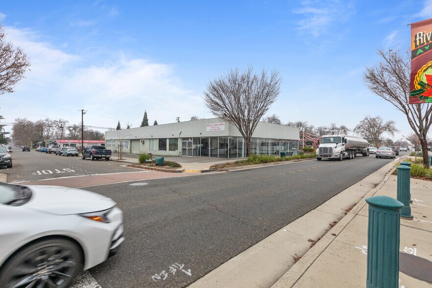 More Photos Of 440 Riverside Ave, Roseville Auto Dealership For Lease