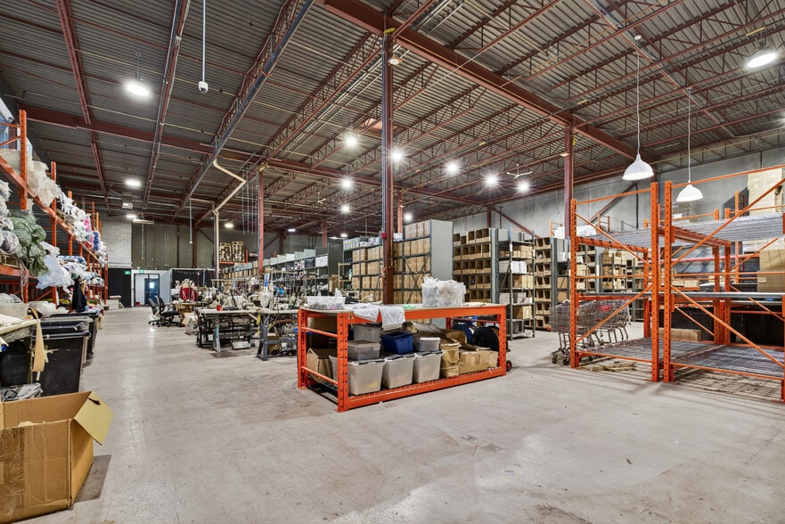 More Photos Of 30 Rue Montrose, Dollard-des-Ormeaux Warehouse For Sale