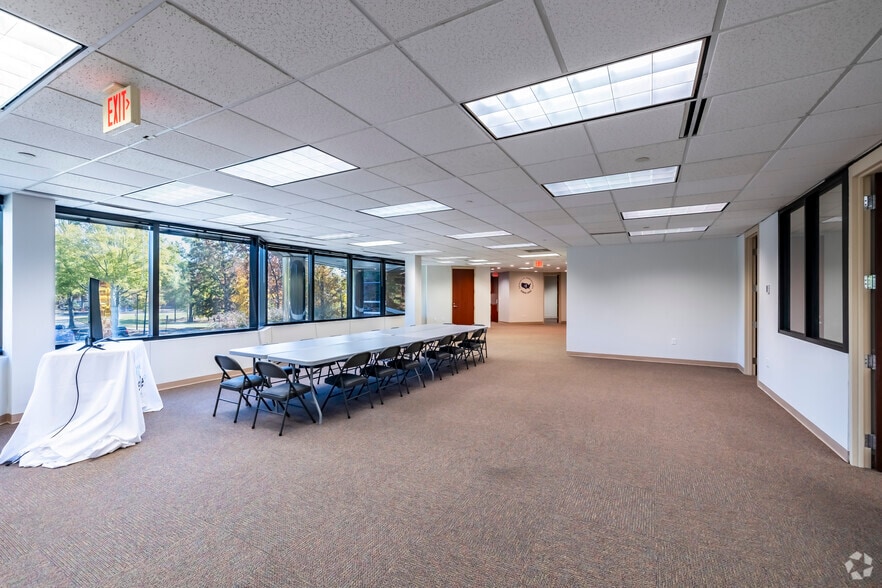 More Photos Of 2820 Waterford Lake Dr, Midlothian Office For Lease