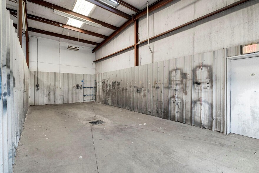 More Photos Of 240 Exchange St, Burleson Auto Dealership For Sale