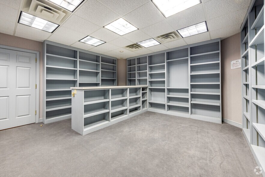 More Photos Of 13 Park Ave W, Mansfield Office For Lease