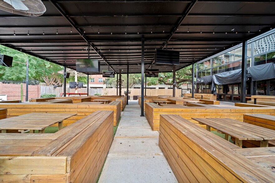 More Photos Of 1916 Baldwin St, Houston Bar For Lease