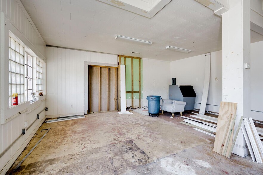 More Photos Of 111 Main Street, Lincolnton Flex For Sale