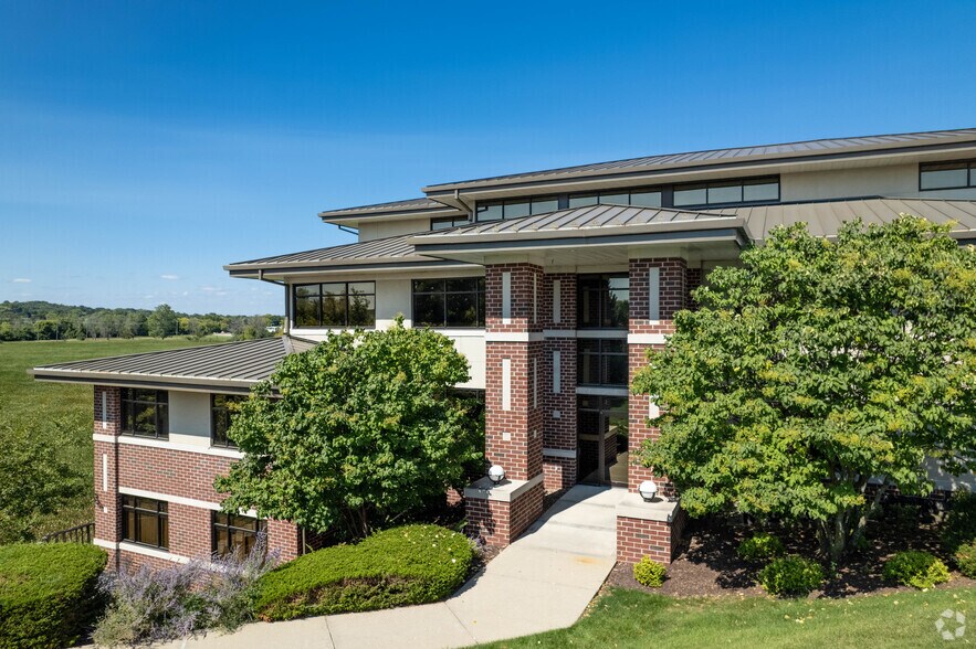 More Photos Of 1166 Quail Ct, Pewaukee Office For Lease