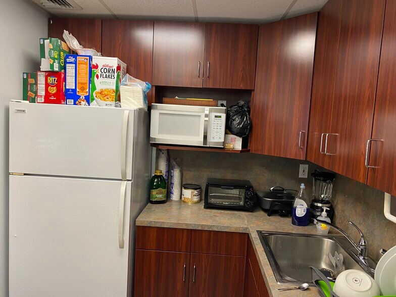 More Photos Of 84 Toledo St, Farmingdale Warehouse For Lease