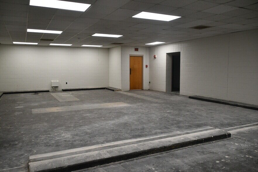 More Photos Of 9717 7th Dr, Lubbock Flex For Lease