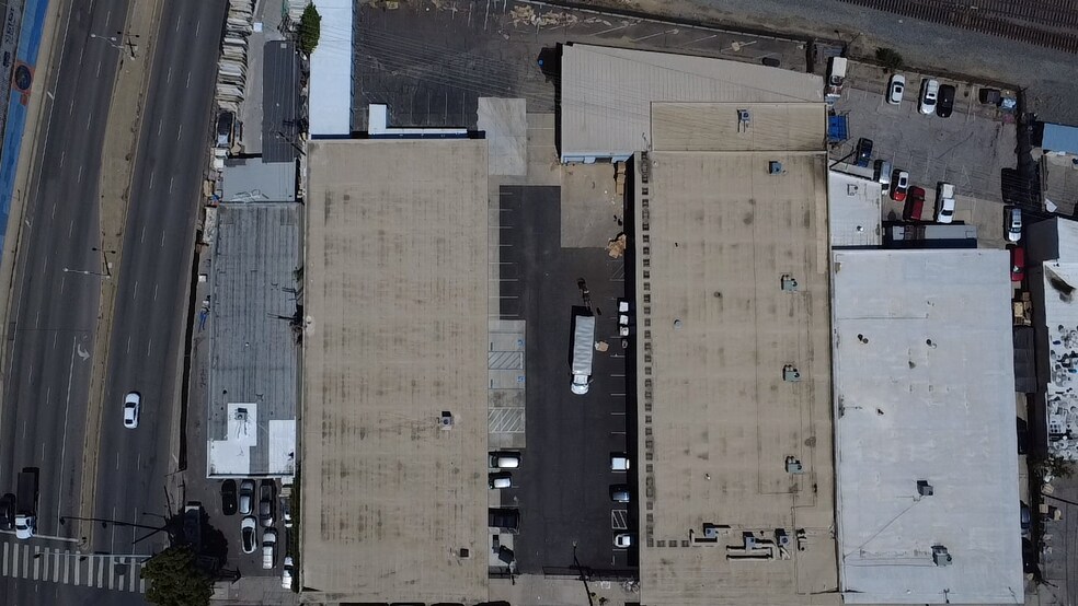 More Photos Of 7535 Woodman Pl, Van Nuys Warehouse For Lease