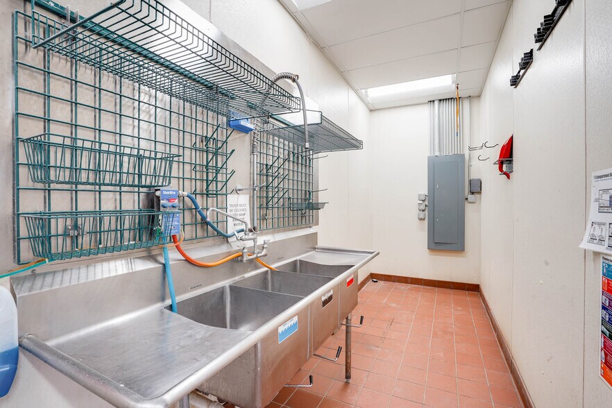 More Photos Of 112 W Maple Ave, Beaver Dam Freestanding For Lease