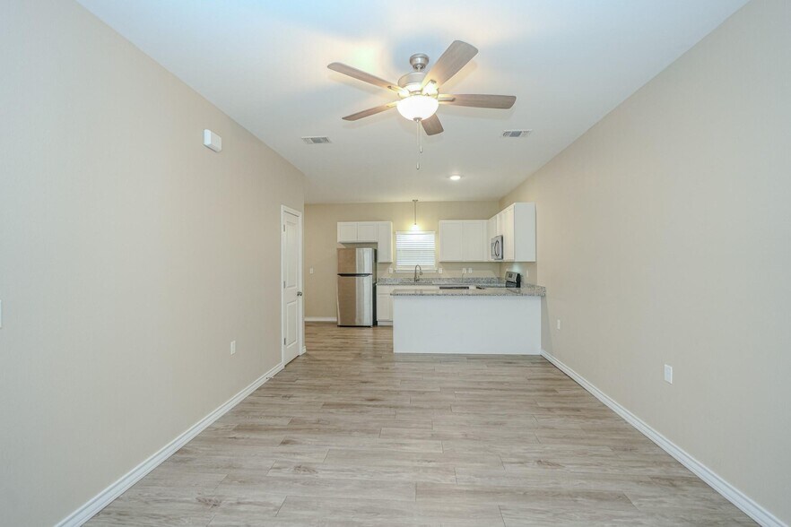 More Photos Of 8133 W 7th St, Texarkana Apartments For Sale