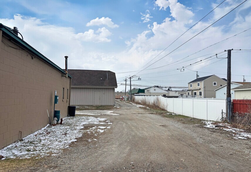 More Photos Of 4180 W Walton Blvd, Waterford General Retail For Sale