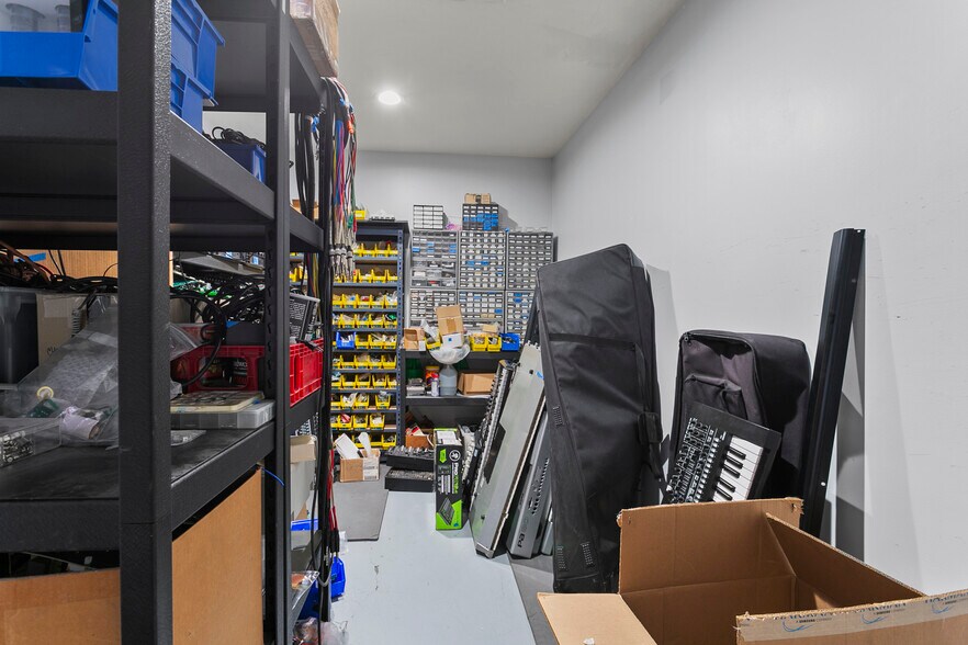 More Photos Of 22520-22522 Ventura Blvd, Woodland Hills Storefront Retail Office For Lease