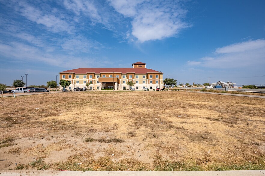 More Photos Of 805 N Parkway Dr, Alvarado Land For Lease