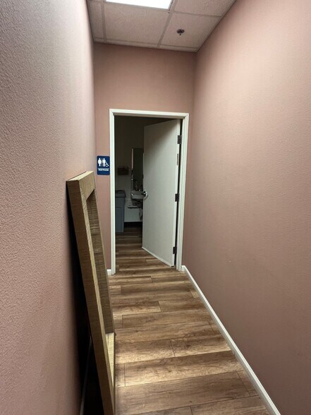 More Photos Of 6380 S Valley View Blvd, Las Vegas Showroom For Lease