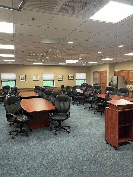 More Photos Of 599 W Bagley Rd, Berea Storefront Retail Office For Lease