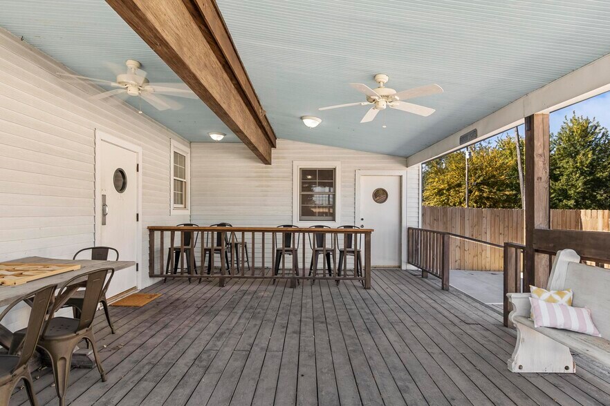 More Photos Of 109 E B St, Cedar Creek Freestanding For Sale