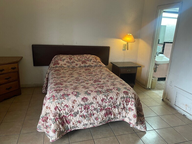 More Photos Of 711 Pasadena Fwy, Pasadena Hotel For Sale