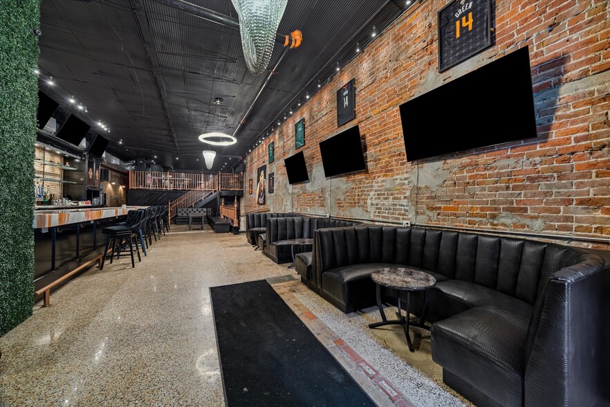 More Photos Of 110 Main St, Houston General Retail For Lease