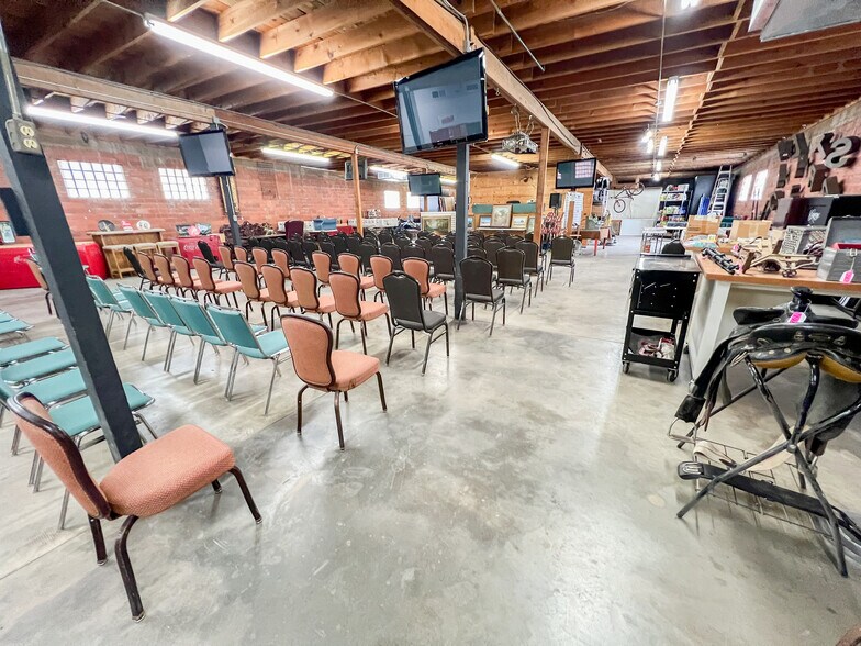 More Photos Of 1001-1009 W Industrial Ave, Midland Warehouse For Lease