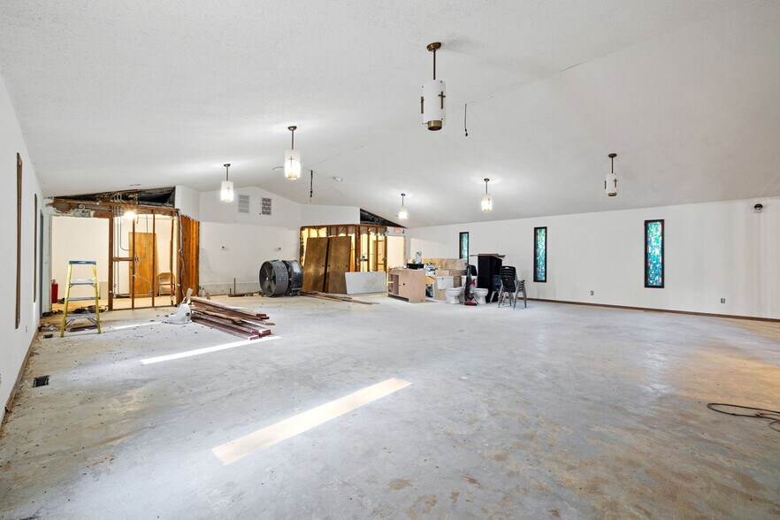 More Photos Of 115 N 8th St, Yukon Religious Facility For Sale