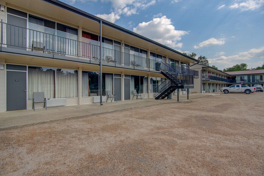 More Photos Of 100 W Wilson St, Valliant Hotel For Sale