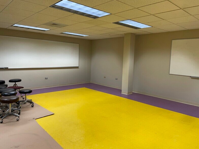 More Photos Of 11600-11630 S Kedzie Ave, Merrionette Park Medical For Lease