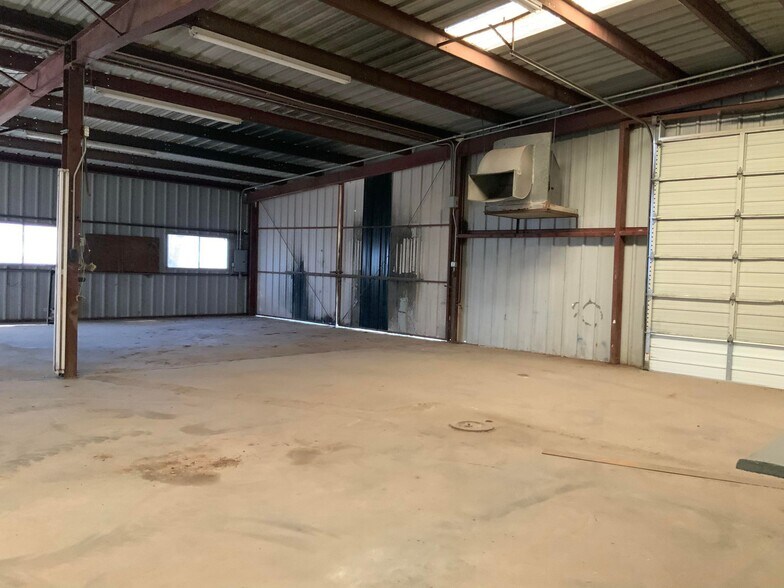 More Photos Of 504 N 2nd St, Carrizo Springs Warehouse For Sale