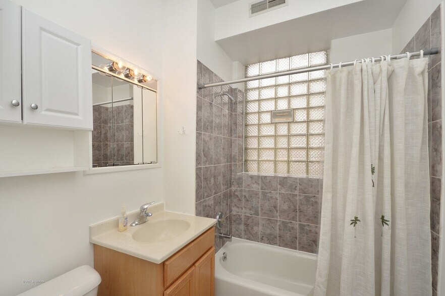 More Photos Of 108 N Hamlin Blvd, Chicago Apartments For Sale