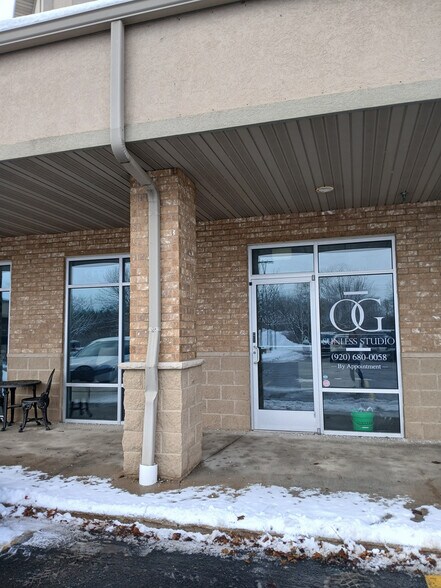 More Photos Of 819 Schelfhout Ln, Kimberly Storefront Retail Office For Lease