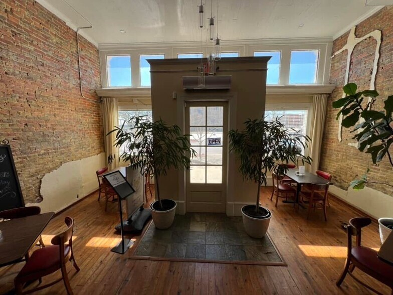 More Photos Of 119 E 5th St, Bonham Restaurant For Sale