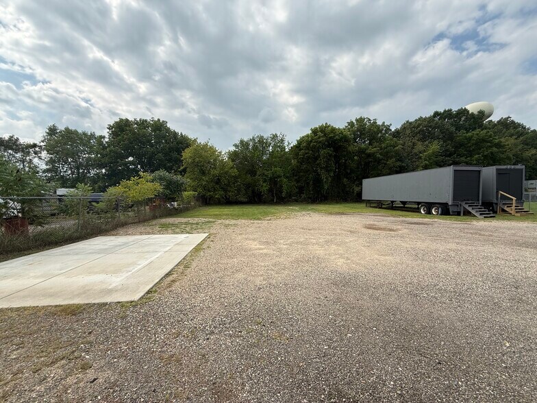 More Photos Of 811 Kim Dr, Mason Warehouse For Lease