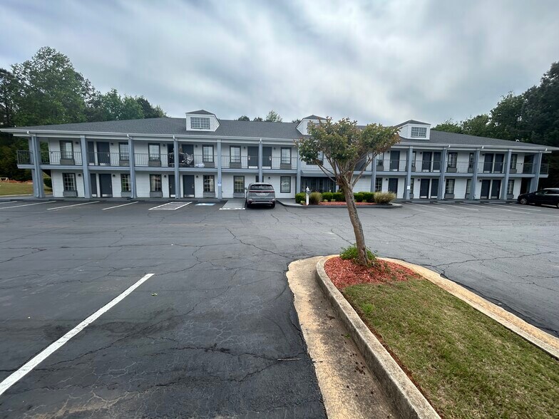 More Photos Of 1010 Highway 19 N, Thomaston Hotel For Sale