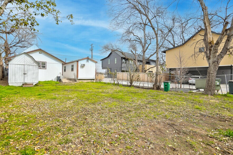 More Photos Of 2607 E 5th St, Austin Religious Facility For Sale