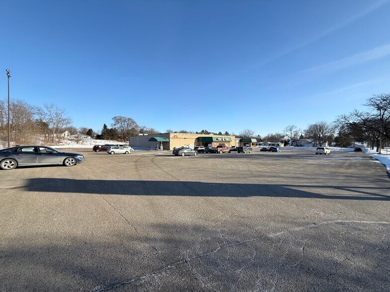 More Photos Of 808-810 N Monroe St, Waterloo Freestanding For Lease