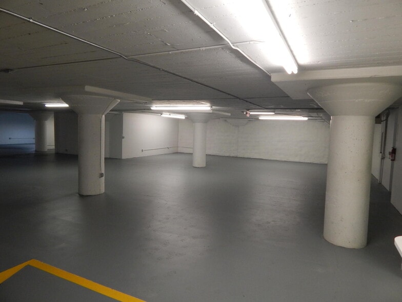 More Photos Of 327 S Fir St, Medford Warehouse For Sale