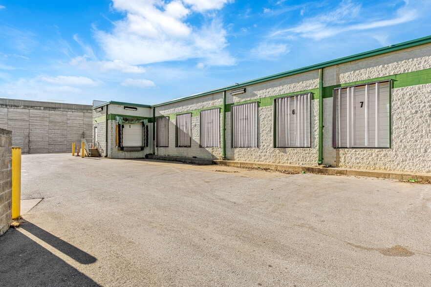 More Photos Of 4631 N Saint Peters Pky, Saint Peters Flex For Sale